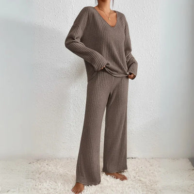 VIVIENNE | Two-Piece Set with Straight Pants and V-Neck Top